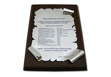 Placa pergamino con base en caoba