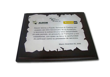 Placa pergamino liso fotograbada con base en caoba